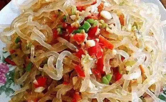 真假海蜇皮 餐桌上的“塑料”騙局與健康迷思